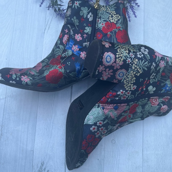 One of a kind show stopper Boots - Picture 11 of 11